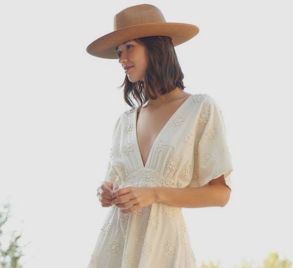 Photo de mode belle robe blanche avec chapeau