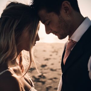 Couple amoureux sur une plage au coucher du soleil